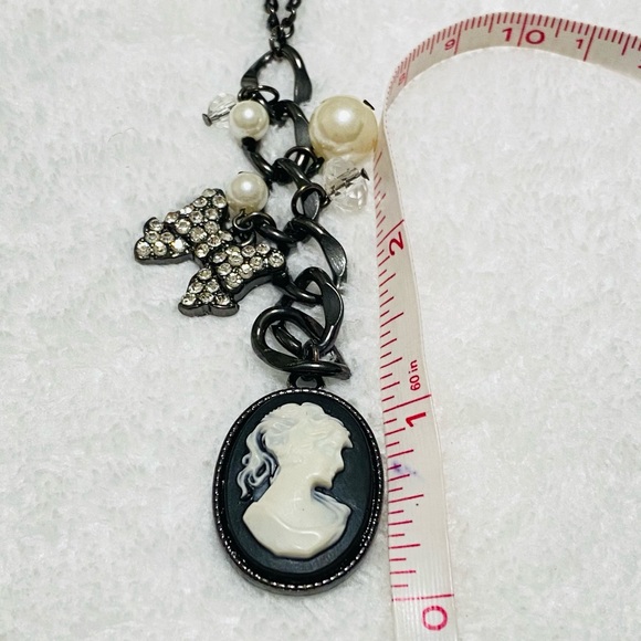 Cameo bow charm necklace - Picture 3 of 4